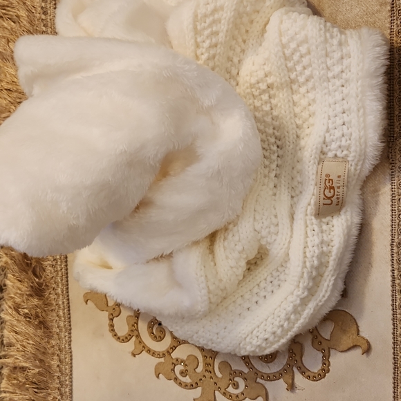 NEW UGG INFINITY SCARF AND HAT SET - Picture 2 of 4
